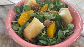 Tous en cuisine avec Cyril Lignac du vendredi 11 juin: recette de la salade de mâche, bricks à la feta, fleur d'oranger
