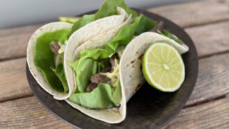 Tous en cuisine avec Cyril Lignac du jeudi 11 juin: recette des tacos de bœuf, mayonnaise épicée, pickles