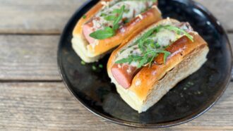 Tous en cuisine avec Cyril Lignac du mardi 16 juin: recette des Hot Dog Saucisse, Sauce Moutarde