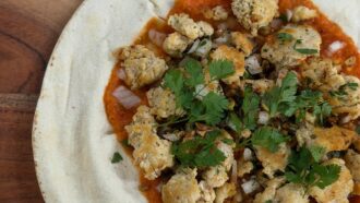 Tous en cuisine avec Cyril Lignac du jeudi 25 juin : recette du Berliner Kebab, sauce tomate piquante, pistaches