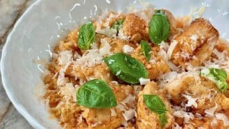 Tous en Cuisine avec Cyril Lignac du lundi 6 juillet : recette du poulet mijoté aux oignons, céréales cuisinées à la tomate