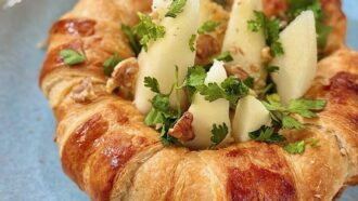Tous en Cuisine avec Cyril Lignac du lundi 6 juillet : recette de feuilleté coulant au fromage bleu et poires