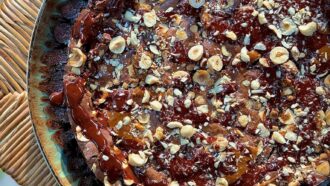 Tous en Cuisine avec Cyril Lignac du mercredi 8 juillet : recette du cookie ultra fondant au chocolat, sauce chocolat