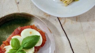 Tous en Cuisine avec Cyril Lignac du mercredi 8 juillet : recette d'escalope de veau gratinée, pâtes au pesto