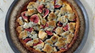 Tous en Cuisine avec Cyril Lignac du lundi 13 juillet : recette de tarte aux pommes, figues et pavot façon streusel