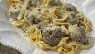 Tous en Cuisine avec Cyril Lignac du jeudi 16 juillet : recette de tagliatelles et boulettes de viande à la crème au poivre vert